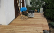 Terrasse aus Lärchenholzdielen